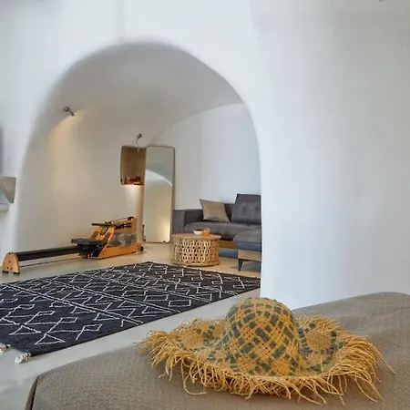 Blue Ion - Two Separate Cave Villas Imerovigli (Santorini)